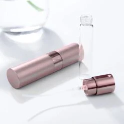 Scenty - Parfum Verstuiver Navulbaar - Mini Parfum Flesje - Reisflesje - Lichtroze -Parfum Winkel 1200x1200 521