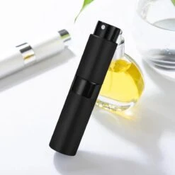 Scenty - Parfum Verstuiver Navulbaar - Mini Parfum Flesje - Reisflesje - Zwart -Parfum Winkel 1200x1200 530