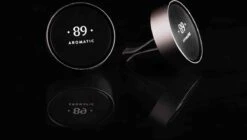 Aromatic 89 - Autoparfum - Luxe Auto Luchtverfrisser - Voor Luchtrooster - Autogeur - Auto Verfrisser - Auto Luchtje - Geurverfrisser - Vent Clip - Cadeau Voor Hem - By Design - Incl REFILL EXTRA - Vaderdag -Parfum Winkel 1200x682 2